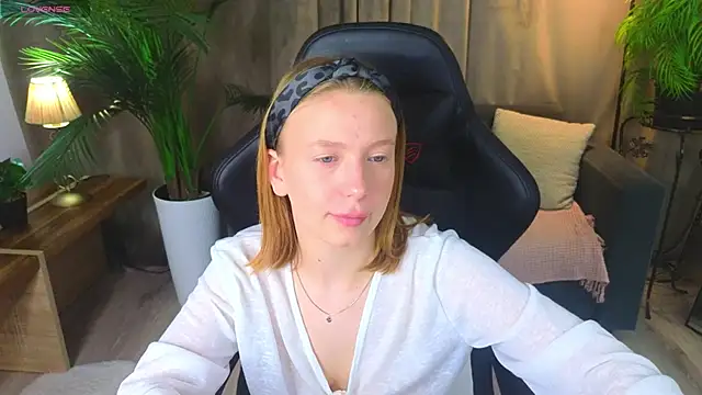 Snapshot of BeatriceLoven chatting on June 12, 2026, 9:35 pm BeatriceLoven online show from June 12, 2026, 9:35 pm