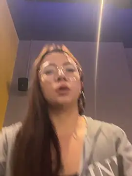 Snapshot of arilynn_ chatting on June 25, 2026, 5:50 pm arilynn online show from June 25, 2026, 5:50 pm