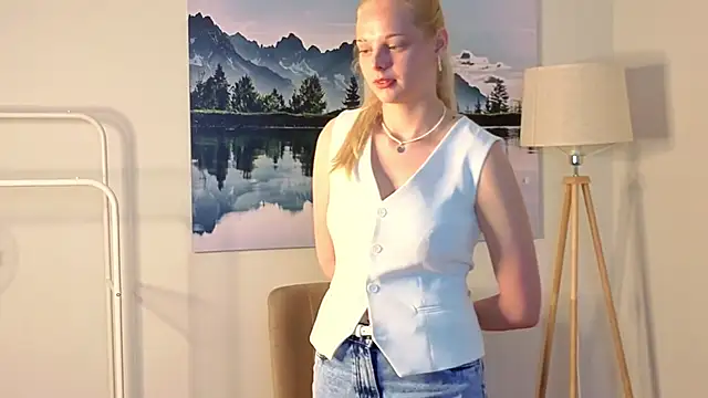 GabrieleHonor online show from June 4, 2026, 5:02 am