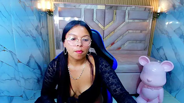 Snapshot of sophy_r chatting on June 3, 2026, 9:09 pm sophy r online show from June 3, 2026, 9:09 pm