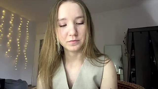 smalllisa online show from June 11, 2026, 6:17 pm
