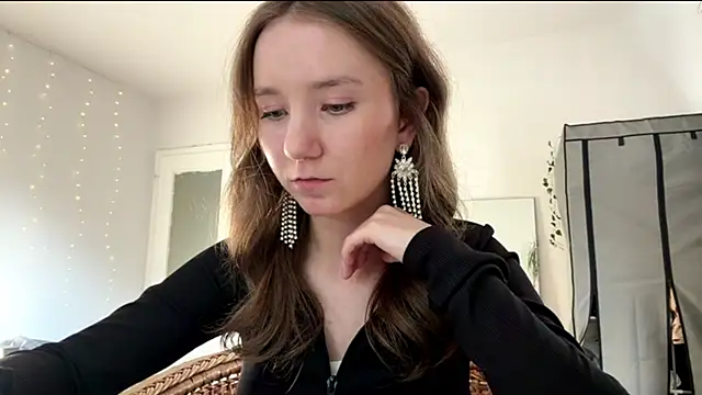 smalllisa online show from June 12, 2026, 6:07 pm