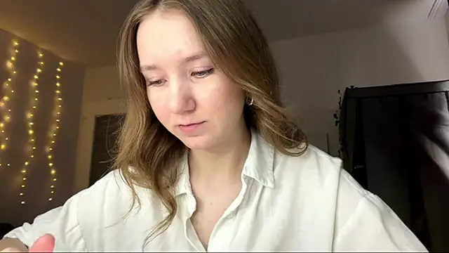 smalllisa online show from June 19, 2026, 6:12 pm