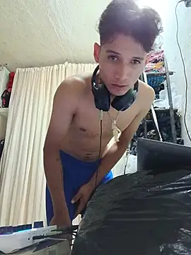 Snapshot of Manueluuki chatting on June 20, 2026, 7:27 pm Manueluuki online show from June 20, 2026, 7:27 pm