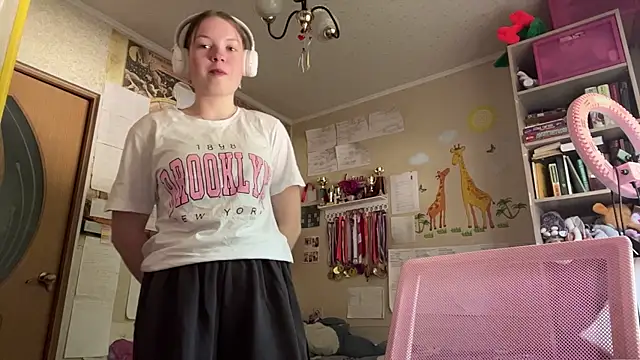 Snapshot of Aileyn chatting on June 7, 2026, 8:18 am Aileyn online show from June 7, 2026, 8:18 am
