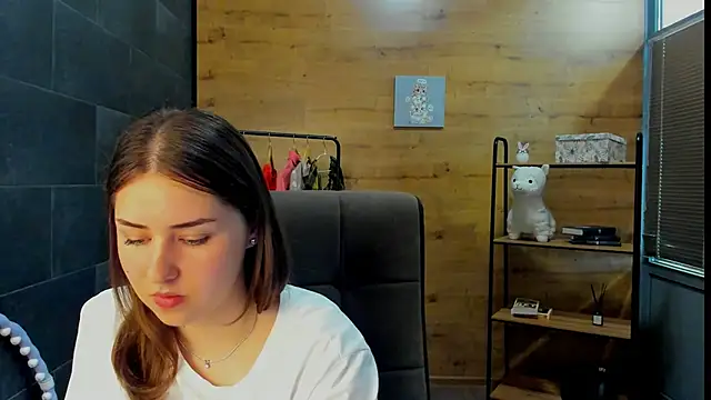 PaulineeJones online show from June 10, 2026, 1:10 pm