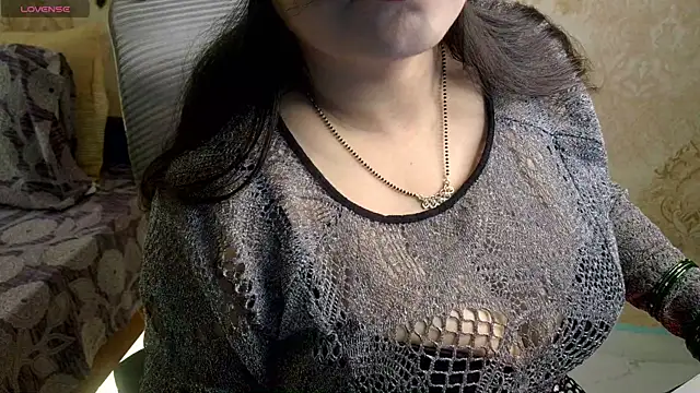Snapshot of hey_rhea chatting on August 3, 2026, 7:29 am hey rhea online show from August 3, 2026, 7:29 am