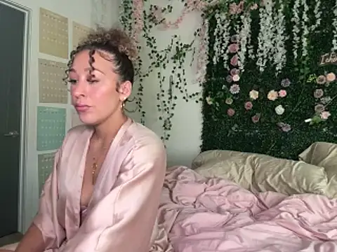 Snapshot of LyraCovee chatting on June 7, 2026, 2:37 am LyraCovee online show from June 7, 2026, 2:37 am