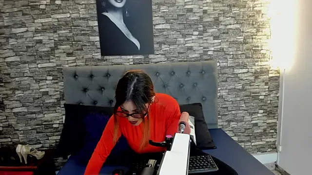 AngeliqueGirard online show from July 5, 2026, 9:11 pm