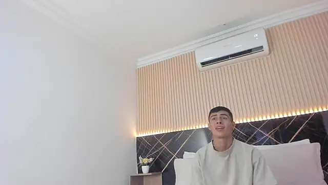 Snapshot of Bruno_fox chatting on June 19, 2026, 7:17 pm Bruno fox online show from June 19, 2026, 7:17 pm