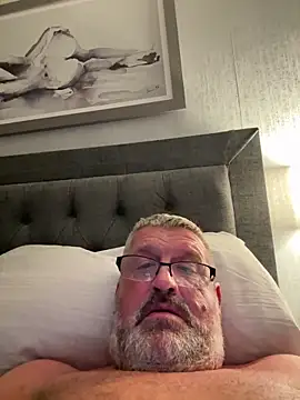 Snapshot of Stueeeey31 chatting on June 21, 2026, 12:24 am Stueeeey31 online show from June 21, 2026, 12:24 am