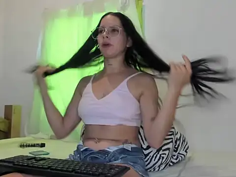 miimii lovee online show from June 16, 2026, 7:05 pm