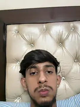 ronnnnn718 online show from June 17, 2026, 8:21 pm