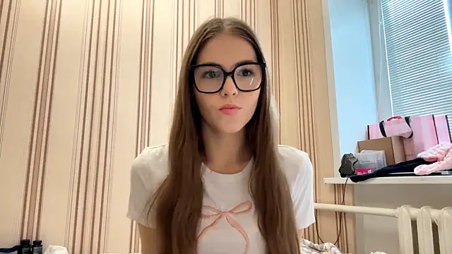MiaWonderind online show from June 21, 2026, 1:13 pm