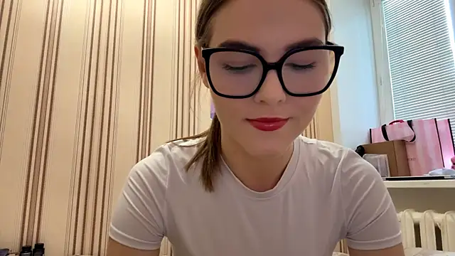 MiaWonderind online show from June 25, 2026, 12:09 pm