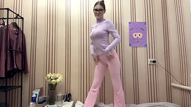 MiaWonderind online show from July 7, 2026, 1:48 pm