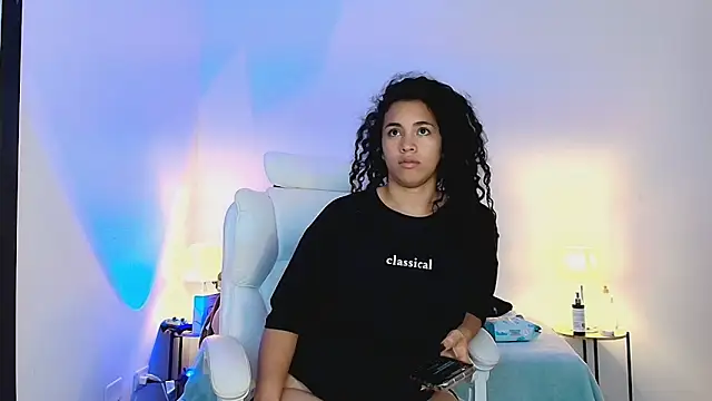 Snapshot of Isabella_Sophia19 chatting on June 19, 2026, 10:46 pm Isabella Sophia19 online show from June 19, 2026, 10:46 pm