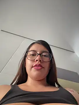 Snapshot of Saracalderon chatting on July 28, 2026, 6:20 pm Saracalderon online show from July 28, 2026, 6:20 pm