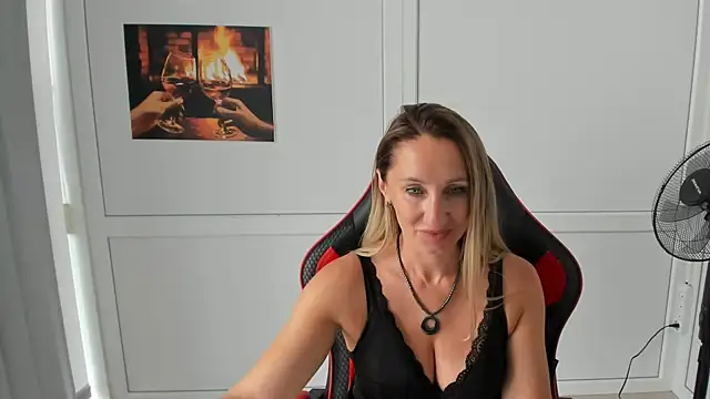 LilyDreamm online show from July 24, 2026, 10:35 am