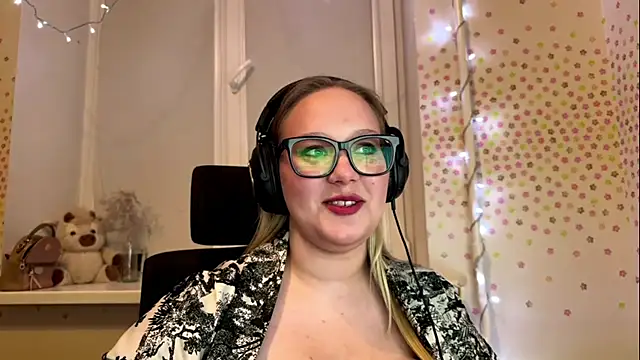 Snapshot of TashaDarm chatting on June 20, 2026, 7:27 pm TashaDarm online show from June 20, 2026, 7:27 pm