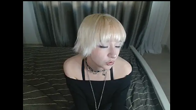 RoxyLien online show from June 21, 2026, 4:20 pm