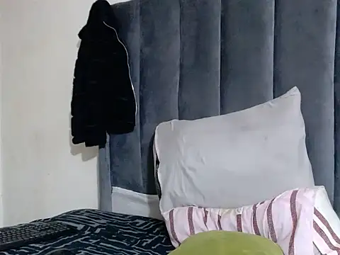 creamyslender23 online show from June 25, 2026, 2:33 am