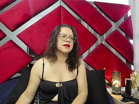 Snapshot of ELLE_HADID chatting on July 2, 2026, 12:00 pm ELLE HADID online show from July 2, 2026, 12:00 pm