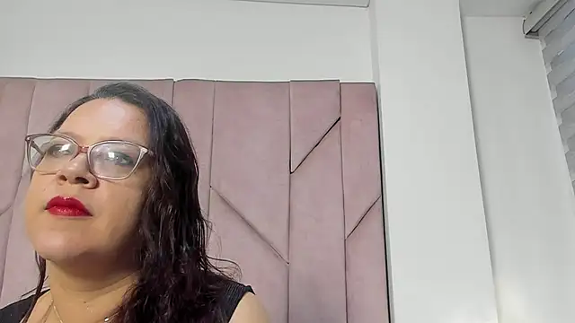 Snapshot of ELLE_HADID chatting on July 25, 2026, 12:14 pm ELLE HADID online show from July 25, 2026, 12:14 pm