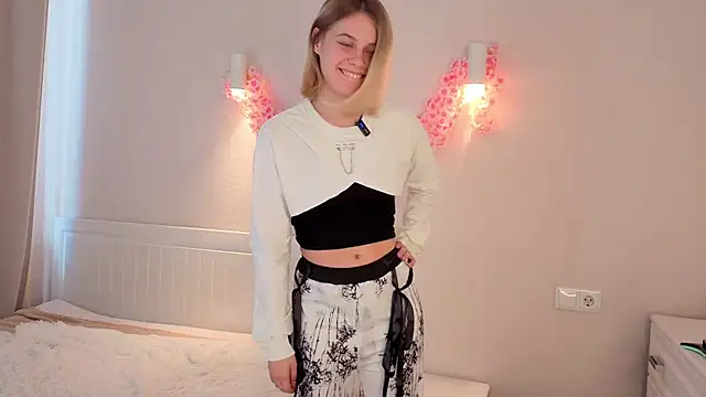 Snapshot of ChloeElise chatting on June 23, 2026, 1:20 pm ChloeElise online show from June 23, 2026, 1:20 pm