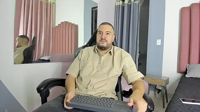 Nicola D Angelo online show from July 25, 2026, 8:39 pm
