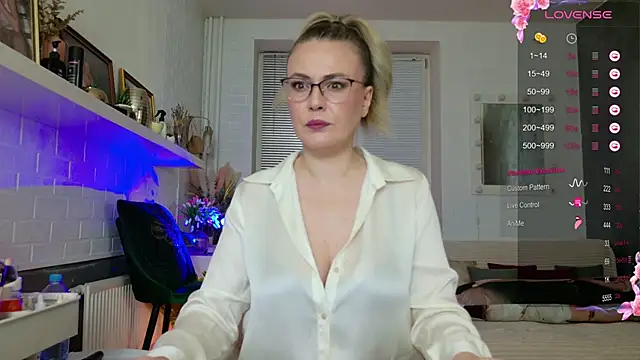 BeautyeyesLovely online show from December 3, 2025, 3:58 am