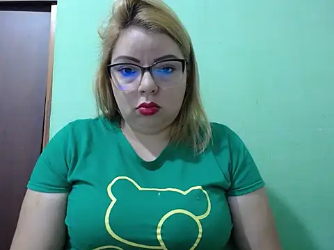 Snapshot of Lunay_Hot chatting on July 6, 2026, 2:03 pm Lunay Hot online show from July 6, 2026, 2:03 pm