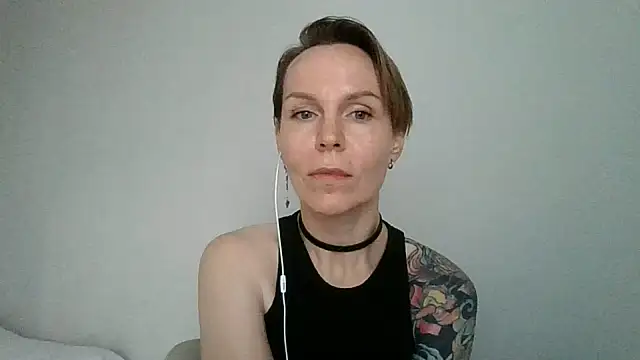 SunKissedxx online show from June 25, 2026, 3:49 pm