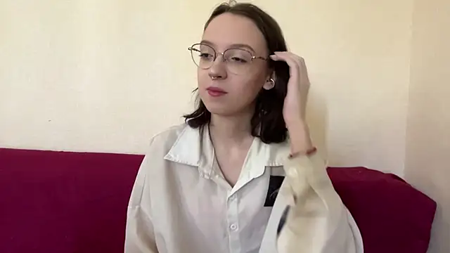 EvaRavelle online show from July 2, 2026, 7:25 am