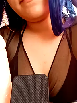 Snapshot of cremmluna chatting on July 8, 2026, 3:27 pm cremmluna online show from July 8, 2026, 3:27 pm