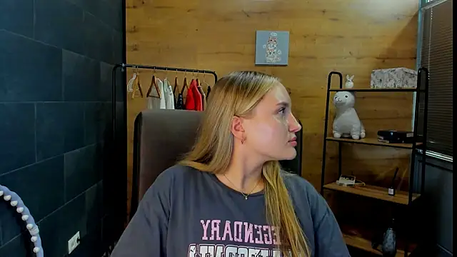 AnaaHunter online show from July 22, 2026, 3:37 pm
