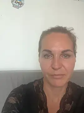 Snapshot of ElaraRose- chatting on July 17, 2026, 8:10 am ElaraRose- online show from July 17, 2026, 8:10 am