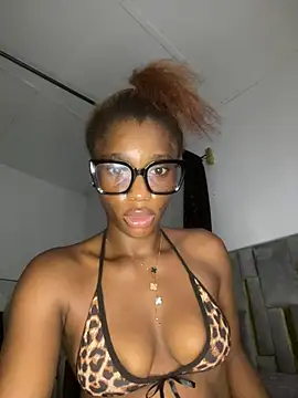 Snapshot of Nirahbeauty chatting on July 22, 2026, 4:21 pm Nirahbeauty online show from July 22, 2026, 4:21 pm