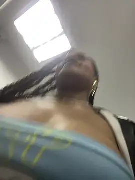 Snapshot of riri_brunnete chatting on March 8, 2026, 4:05 am riri brunnete online show from March 8, 2026, 4:05 am