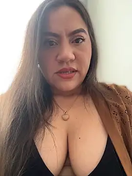 Snapshot of Bella_Pascualina chatting on August 5, 2026, 10:33 pm Bella Pascualina online show from August 5, 2026, 10:33 pm