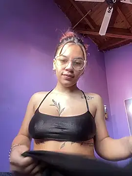 Miaperezz19 online show from August 7, 2026, 5:37 pm