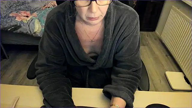 minoesje37 online show from December 19, 2024, 8:34 pm