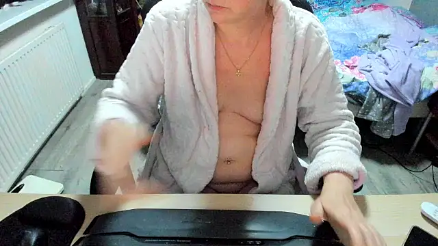 minoesje37 online show from March 6, 2025, 8:37 pm