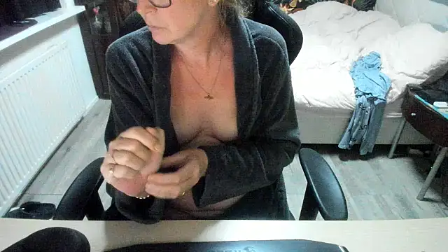 minoesje37 online show from September 16, 2025, 7:15 pm