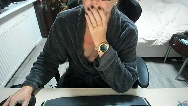 minoesje37 online show from September 24, 2025, 8:01 pm