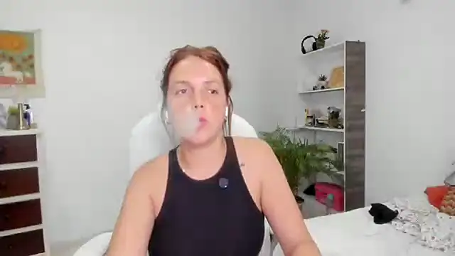 Snapshot of thered_QueenX chatting on February 13, 2025, 12:35 am thered QueenX online show from February 13, 2025, 12:35 am