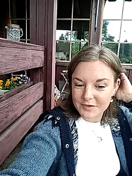 SwedishJennifer online show from June 10, 2026, 1:32 pm