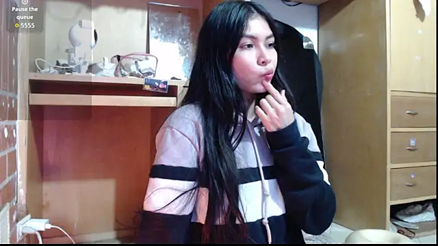 evolet01 online show from April 18, 2026, 2:04 am