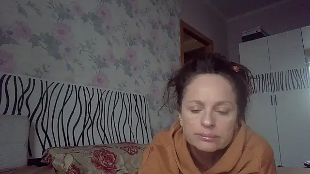 LindaStarS online show from October 8, 2025, 6:11 am