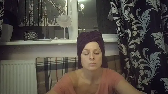 LindaStarS online show from December 3, 2025, 6:17 pm